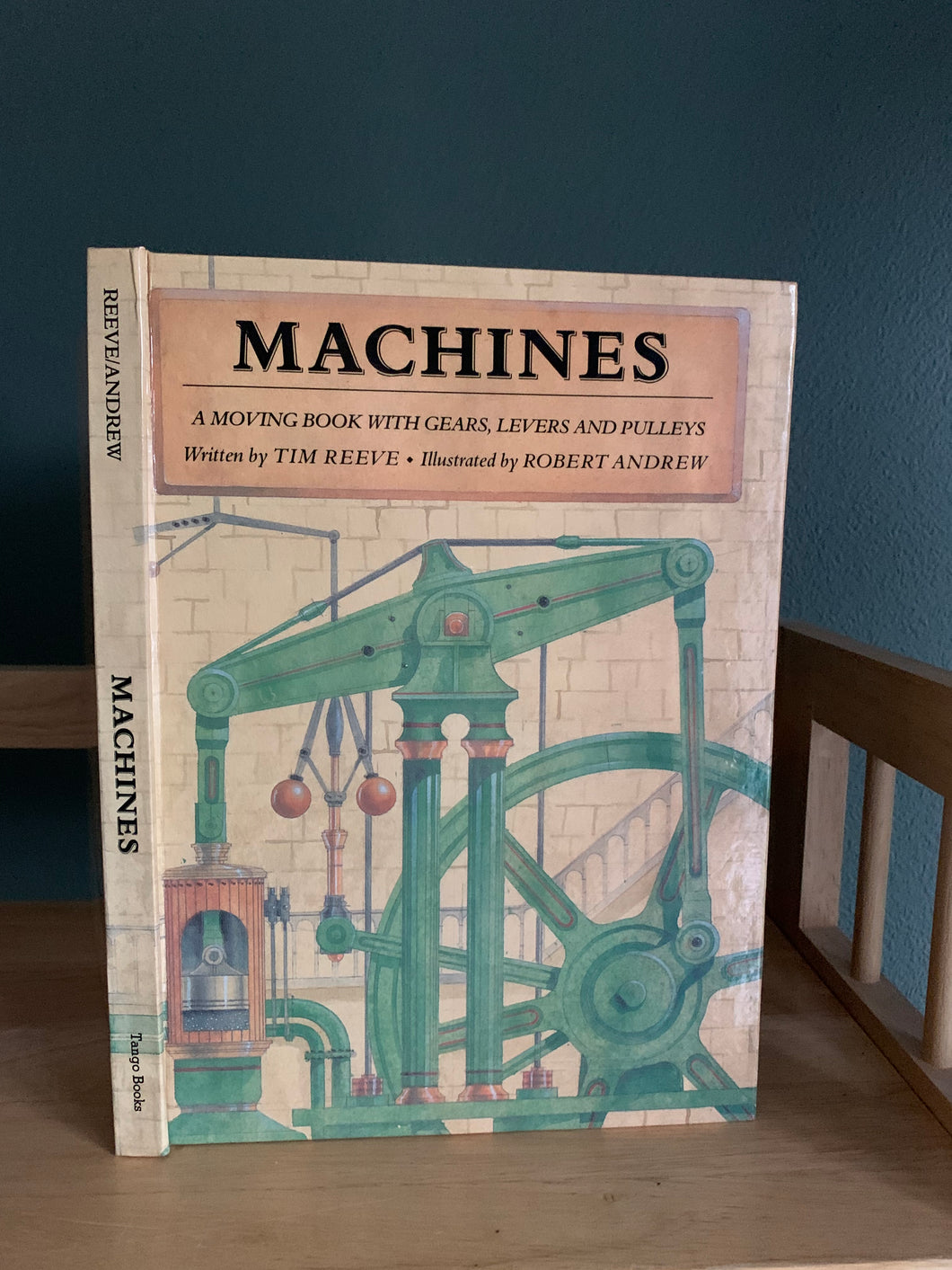Machines - A Moving Book with Gears, Levers and Pulleys